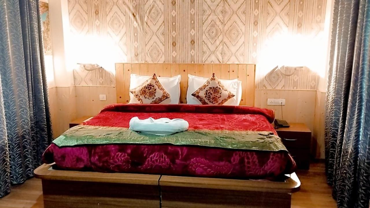 Hotel Seraj International Manāli Esterno foto